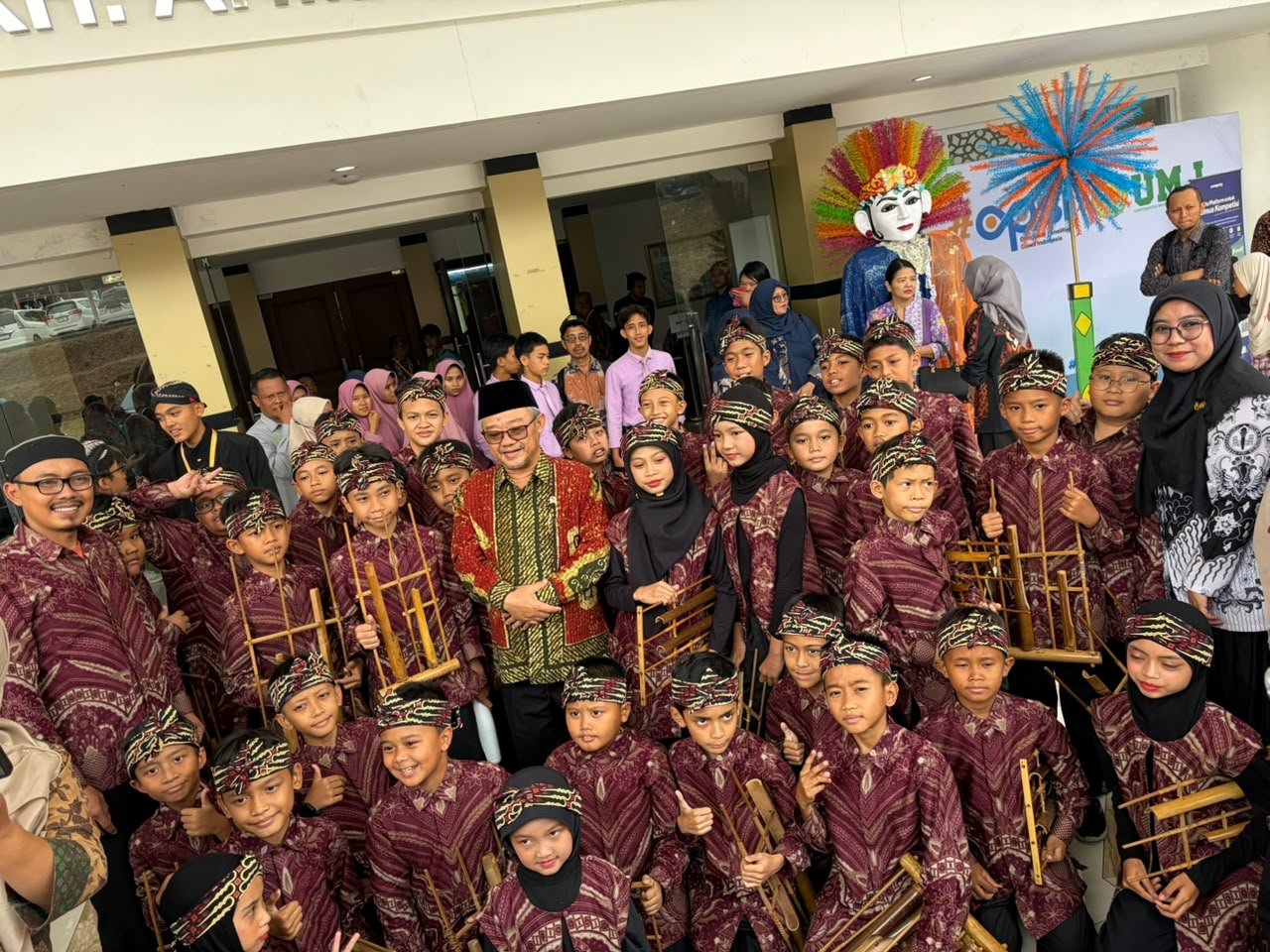 Harmoni Angklung Murid SD Lab School FIP UMJ Warnai Kegiatan di Universitas Muhammadiyah Jakarta