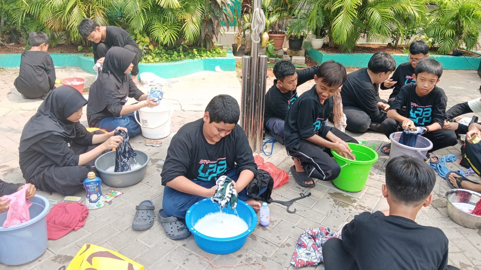 Melatih Kemandirian Sejak Dini, Siswa Kelas VII SMP Lab School FIP UMJ mengikuti kegiatan Life Skill Mencuci Baju