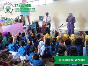 KUMPULAN-GALLERI-KEGIATAN-KBTK---PENGENALAN-PROFESI-PILOT-LABSCHOOL-FIPUMJ