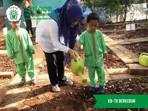 MENYIRAM-TANAMAN,-KB-TK-LABSCHOOL-FIPUMJ-KEGIATAN-BERKEBUN